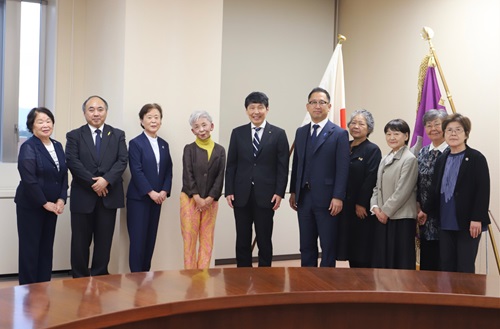 写真:記念撮影する出席者