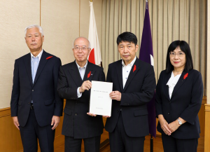 群馬県知事への人事委員会勧告写真