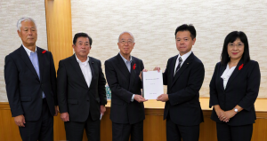 群馬県議会議長への人事委員会勧告写真