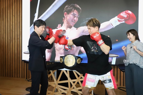 写真:山本知事と横山朋哉選手