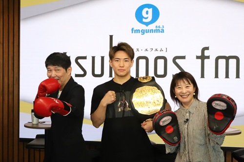 写真:山本知事と横山朋哉選手
