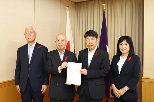 写真:勧告書を受け取る山本知事