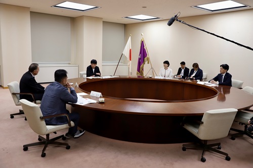 山本知事と出席者の記念写真