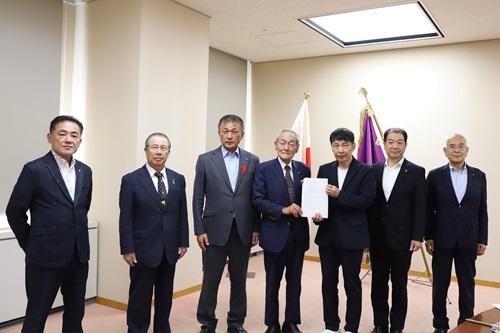 写真:要望書を受け取った山本知事と提出した群馬県町村会の皆さま