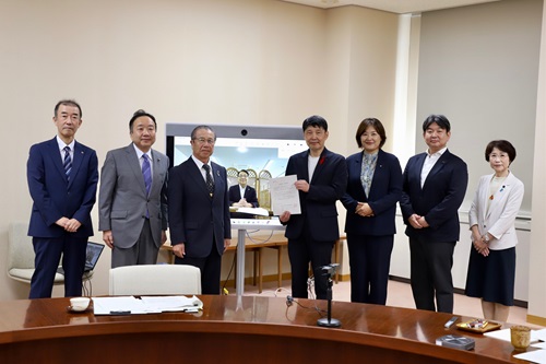 山本知事と出席者の記念写真