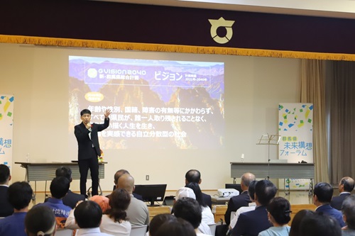 写真:プレゼンする山本知事