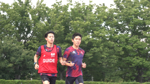 堀越ガイドランナーと走る唐澤選手写真