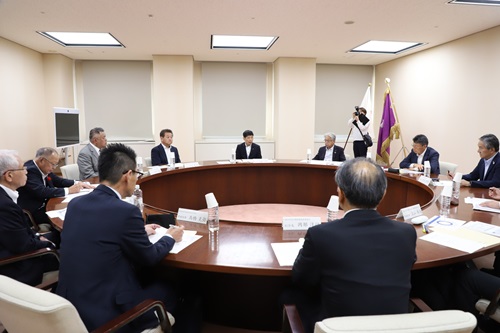 写真：あいさつする山本知事