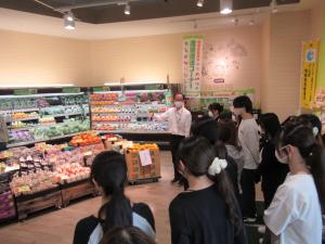コープみさと店見学の様子写真