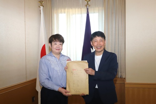 写真：山本知事と服部朋子氏