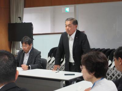 挨拶をする斉藤委員長の写真