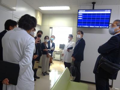 群馬大学医学部付属病院で説明を受ける様子の写真