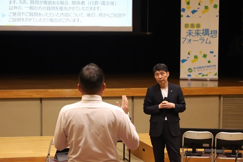 写真：質問を聞く山本知事