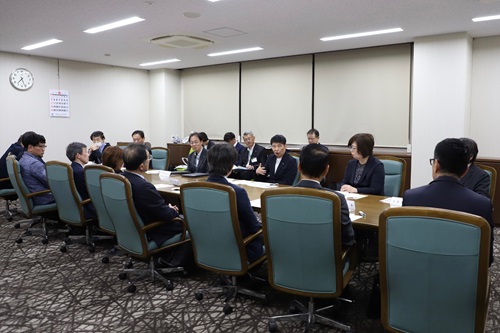 写真：あいさつする山本知事
