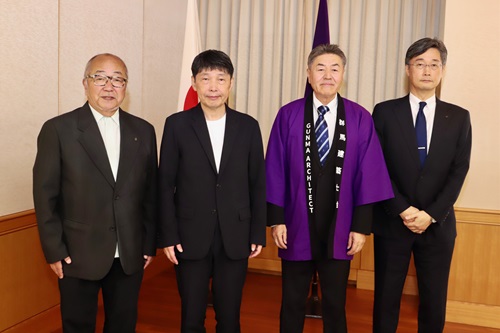 山本知事と出席者の記念写真