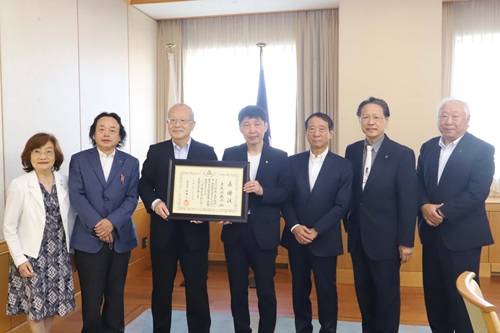写真：山本知事と上毛俱楽部の皆さま