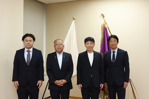 写真：山本知事と一般社団法人群馬県スケート連盟の皆さま