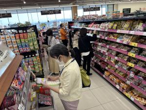 食品表示の実地調査（お菓子）の写真