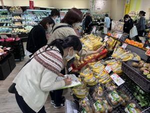 食品表示の実地調査（青果）の写真