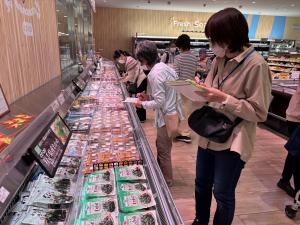 食品表示の実地調査（生鮮）の写真