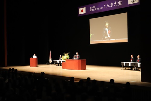 写真：あいさつする山本知事