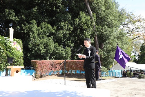 写真：追悼の辞を述べる山本知事