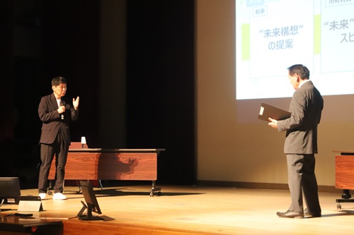 対談する山本知事