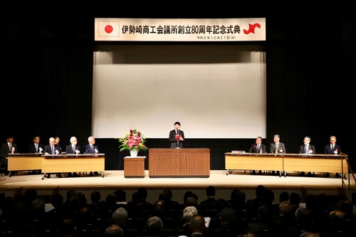あいさつする山本知事