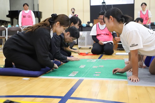 写真：かるた対戦の様子