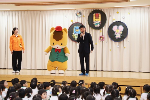 写真：あいさつする山本知事