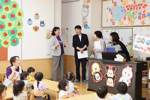 写真：園内視察を行う山本知事