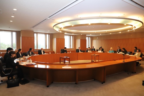 写真：あいさつする山本知事