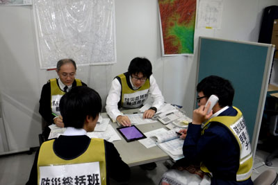 情報伝達訓練の様子写真（県庁）