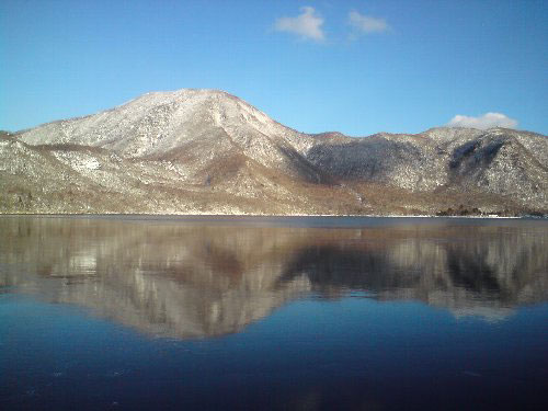 水源池の赤城大沼と黒檜山写真