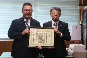 食環協幹事と伊勢崎市立第四中学校校長の写真