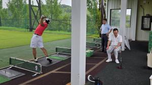 ゴルフのスイングスピードを計測する様子の写真