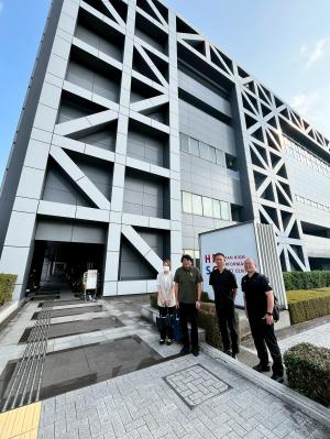 ハイパフォーマンススポーツセンターでの記念撮影の写真