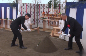 鍬入れをする男性の写真