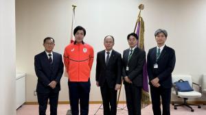 新濱選手表敬訪問時の写真