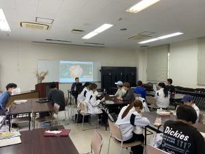 担当者からパークの概要を熱心に聞く様子の画像