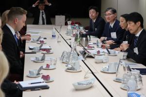 ホンコネン大臣との会談の写真