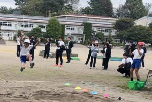 小学校体育授業の公開：陸上運動　走り幅跳びの様子